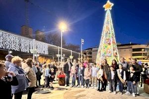 Benicàssim enciende la ilusión de la Navidad con un árbol de 6 metros realizado con más de 50 m² de ganchillo