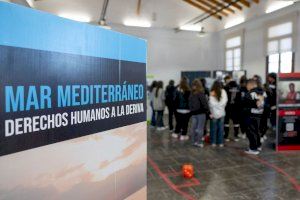 Jóvenes de l’Alfàs participan en un juego vivencial y se ponen en la piel de migrantes cruzando el Mediterráneo