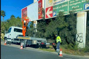 El Ayuntamiento de Orihuela intensifica las acciones contra las vallas publicitarias ilegales