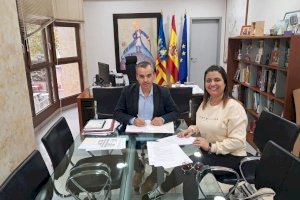 El ayuntamiento firma un convenio de  colaboración con la Asociación de  Madres y Padres del IES Villa de Aspe