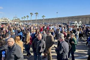 Alrededor de 1000 personas se concentran en el puerto de Villajoyosa para mostrar su apoyo al sector pesquero