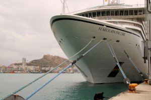 El Puerto de Alicante gana posiciones entre los cruceros de lujo, que ascienden al 30% de las escalas