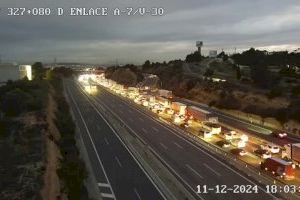 Un accidente causa un largo atasco en el bypass de Valencia