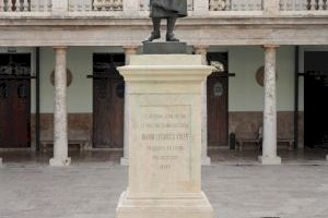 La Universitat de València restaura la escultura de Lluís Vives que preside el Claustro