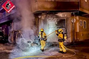 Susto de madrugada en Cox: evitan el incendio de una vivienda tras prenderse fuego un vehículo