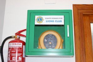 Lions Club equipa dependències i vehicles municipals de Benitatxell amb tres nous desfibril·ladors