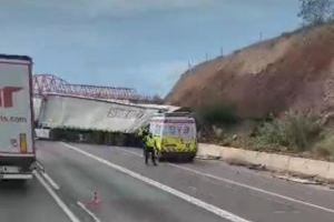 El vuelco de un camión en la A-7 provoca el cierre del carril derecho a la altura de El Puig