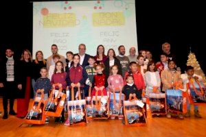 Benidorm premia a una veintena de escolares en el XVI Concurso de Postales Navideñas