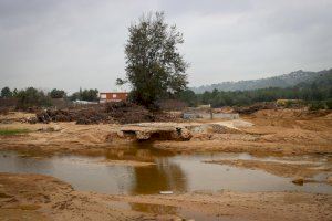 Torrent trabaja en la elevación del paso sobre el barranc de l’Horteta en el camino de Xarcos Secs en dos metros de altura