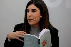 La escritora ondense Marta Badenes presenta su libro Entre Pegas y Apegos: Apuesta por Ti en Onda va de Llibres