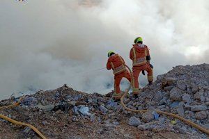 VÍDEO | Alerta en Alberic: recomiendan no salir de casa por el humo del incendio en un vertedero