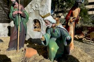 Cortan las manos del Rey Melchor en el Belén de Torrent