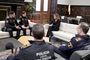 La alcaldesa destaca la labor de la Policía Local y felicita a los agentes que salvaron a una bebé en Montolivet