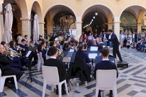 La Banda Juvenil de la Unión Musical de Benidorm llena la Plaza Mayor en su concierto en honor a Santa Cecilia