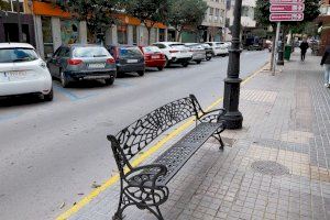 El Ayuntamiento de Villena mejora el mobiliario urbano con seis nuevos bancos en la calle Corredera