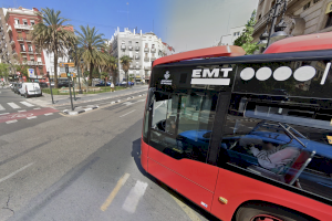 Un autobús se lleva por delante a un patinete en un cruce de Valencia