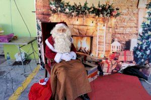 La  fira de Nadal llena la plaza del mercado de Almenara