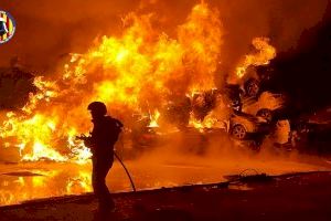 Un solar de coches de la DANA arde en Catarroja mientras sigue activo el fuego en el vertedero de Alberic