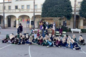 Vuelve otra Navidad el Belén Viviente más multitudinario de Burriana: participan alrededor de 500 alumnos del Colegio Salesiano