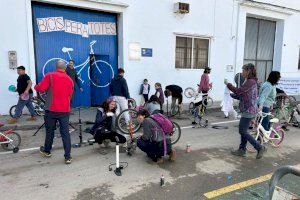 Soterranya i el voluntariat reparen 100 bicicletes en el matinal solidari de Torrent