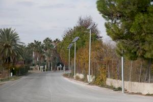 Del apagón a la luz: Crevillent estrena 12 farolas autónomas en el Barrio de la Estación