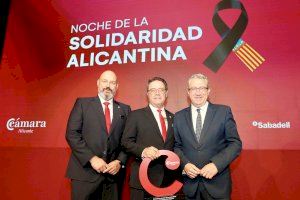 La Noche de la Solidaridad Alicantina homenajea a los bomberos y destaca la unión tras la DANA