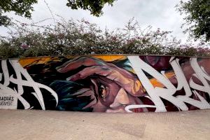 Alaquàs luce un nuevo grafiti en el muro del IES Clara Campoamor de Alaquàs