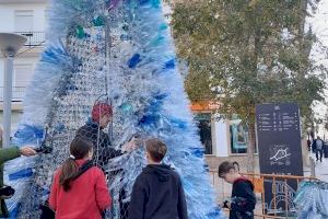 El alumnado de Xàbia vuelve a montar el Eco-Árbol de Navidad