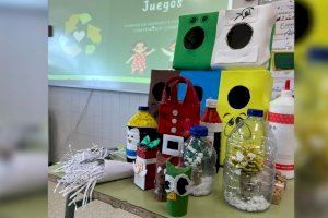 Más de 600 escolares crean adornos navideños a partir de materiales reutilizados en un taller de educación ambiental