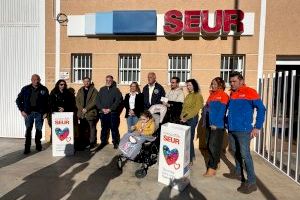 Villena entrega su solidaridad a Emma, una niña con Síndrome de RETT, en forma de 'Tapones Solidarios'