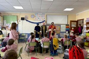 Los emisarios reales visitan los colegios de Sueca para recoger las cartas para sus majestades los Reyes Magos