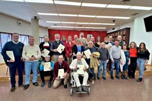 Los trabajadores municipales jubilados este año reciben el Escudo de la Villa de Santa Pola