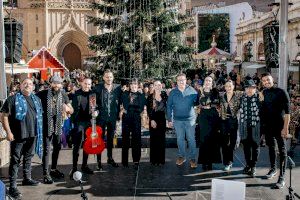 La zambomba llena de música y de ambiente navideño la Plaza Mayor de Castellón