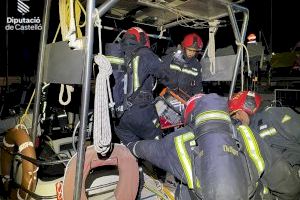 Un barco arde en el Club Náutico de Burriana