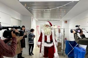 Papá Noel llega a los hospitales de Elche con libros para los niños ingresados