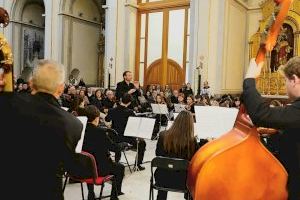 El Cor Carnevale y la Orquesta AFB triunfan en el concierto de Navidad