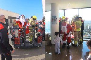 Vídeo | Visita de Papá Noel a la planta de Pediatría del Hospital La Fe: Magia y emoción con la ayuda de los bomberos