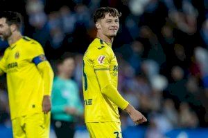 Pau Cabanes deslumbra sobre el verde: el 'xiquet de Burriana' se estrena como goleador en el Villarreal CF