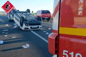 Un milagro de Navidad adelantado: vuelca con su vehículo en Elche y sus ocupantes acaban sin un rasguño