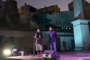 L’estrena del XIII Festival de Circ i Teatre al Carrer d’Ontinyent reuneix centenars de persones a peus de la recuperada muralla Nord