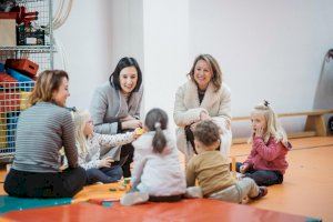 La alcaldesa visita la ‘escoleta’ del CEIP Herrero en la apuesta municipal por la conciliación esta Navidad