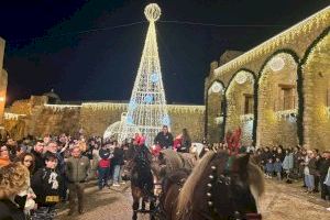 Papa Noel llega a Peñíscola en el Día de Navidad para compartir ilusión con los más pequeños