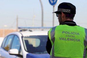 La Policía Local salva la vida de un hombre en parada cardiorrespiratoria en un bar de la calle Fuente de San Luis en Valencia