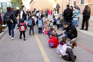 Comienzan las vacaciones y 127 peques de Puçol acuden a la escuela… de Navidad