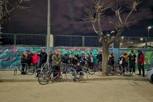 La asociación YùHé de Valencia celebra su campaña navideña con la entrega de juguetes y alimentos