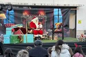 Papá Noel compartió cuentos e historias con niñas y niños en la plaza del Sol