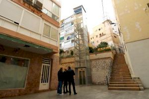 Benidorm pone en marcha el ascensor de la calle Jilguero para hacer más accesible la conexión entre Jaime I y Tordo