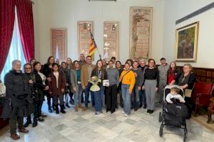 La gimnasta suecana Cora Serrano ofrece al Ayuntamiento las dos medallas de oro conseguidas recientemente en el Campeonato de España