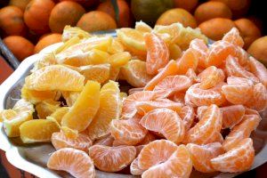 El Mercat de la Taronja reparteix les primeres 800 bossetes per a celebrar les campanades amb clementines de Castelló