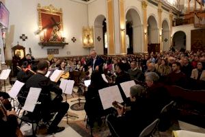 La rondalla de La Barqueta llena la iglesia de Sant Jaume y Santa Anna en su Concert de Nadal